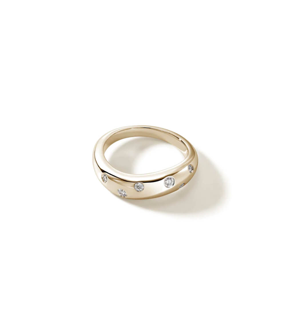 Anillo de oro con diamantes, diseño elegante y moderno, ideal para ocasiones especiales o uso diario.